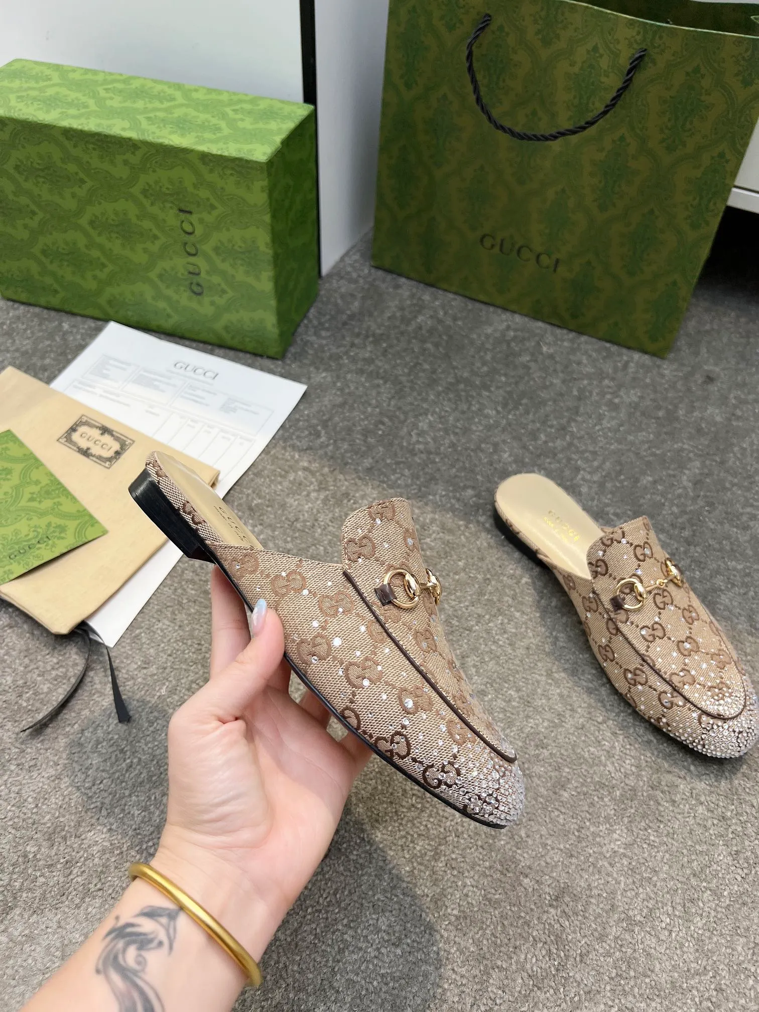 👟👟Ex-factory price 380👟👟 Genuine leather sole +50 Original quality guccisummer's latest limited edition slippers, top quality, purchased genuine development original special hot diamond process classic double G presbyopic inner sheepskin with Italian original board material and craftsmanship are the same as the original! Code number: 35-42,